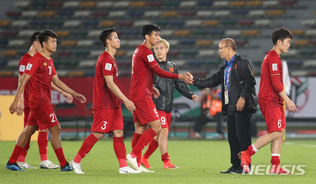 【아부다비(아랍에미리트)=뉴시스】김진아 기자 = 8일 오후(현지시각) 아랍에미리트 아부다비 자예드 스포츠 시티 스타디움에서 열린 2019 AFC 아시안컵 조별리그 D조 1차전 베트남과 이라크의 경기, 베트남이 3:2로 패하자 박항서 감독이 선수들을 격려하고 있다. 2019.01.08. bluesoda@newsis.com