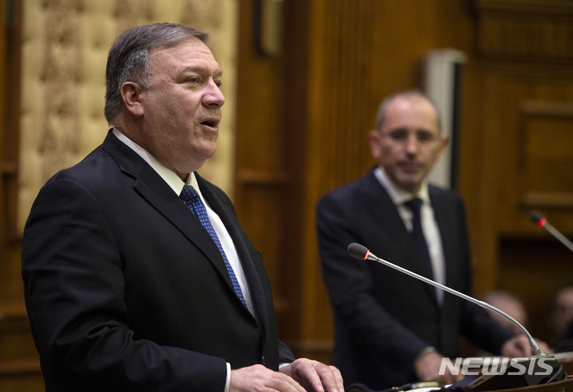 【암만(요르단)=AP/뉴시스】 마이크 폼페이오 미국 국무장관은 8일(현지시간) 요르단에서 아이만 사파디 요르단 외무장관과 회담을 마친 뒤 가진 기자회견에서 "시리아에서 미군이 철수하더라도 이라크의 이슬람국가(IS)와 레반트(ISIL)에 맞서 싸우는 역량을 약화시키지 않을 것"이라고 밝혔다. 2019.01.08