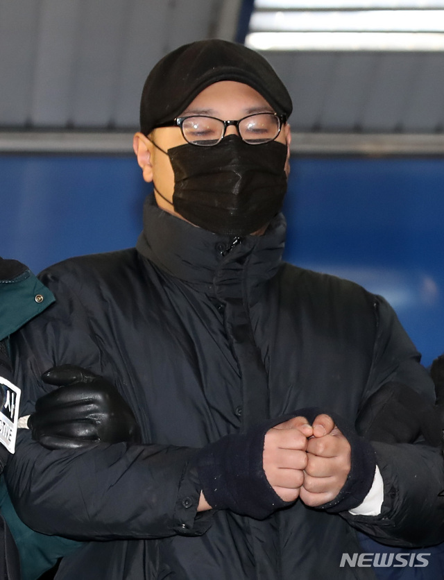 【서울=뉴시스】이영환 기자 = 임세원 강북삼성병원 정신건강의학과 교수를 흉기로 찔러 살해한 박모씨가 9일 오전 서울 종로구 종로경찰서에서 검찰로 송치되고 있다. 박씨는 지난달 31일 오후 5시44분께 강북삼성병원에서 진료 상담 중이던 임 교수의 가슴 부위를 흉기로 수차례 찔러 사망에 이르게 한 혐의를 받고 있다. 2019.01.09.&nbsp; 20hwan@newsis.com