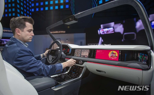 【서울=뉴시스】세계 최대 전자 전시회 CES 2019가 개막한 8일(현지시각) 미국 라스베이거스 컨벤션센터(LVCC)의 삼성전자 부스에서 삼성전자 모델이 개인에게 최적화된 환경과 인포테인먼트 시스템을 제공하는 차량용 '디지털 콕핏 2019'를 시연하고 있다. 2019.01.09. (사진=삼성전자 제공) photo@newsis.com