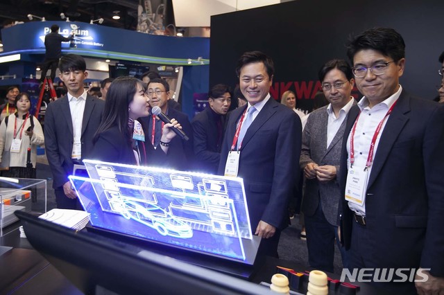 【서울=뉴시스】SK텔레콤 박정호 사장이 8일(현지시각) 미국 라스베이거스에서 열린 CES 2019 전시장 내 SK 관계사 공동 부스에서 전시 아이템을 둘러보고 있다. 2019.01.09. (사진=SK텔레콤 제공)&nbsp; photo@newsis.com