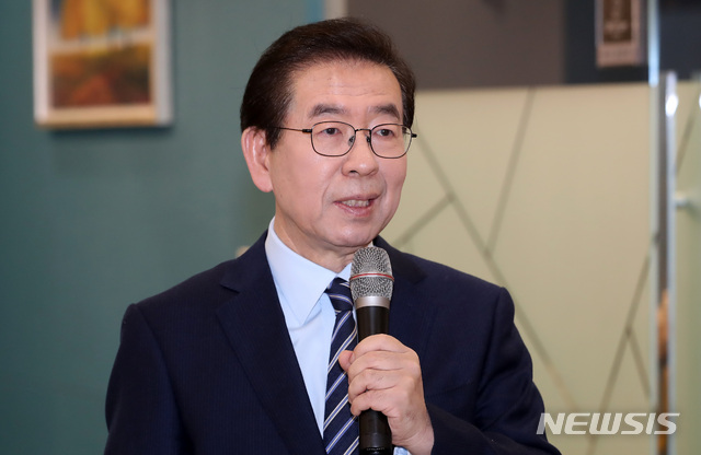 【서울=뉴시스】이영환 기자 = 박원순 서울시장이 9일 오전 서울 중구 신한은행 서울시청 금융센터 개점식에 참석해 인사말을 하고 있다. 2019.01.09.&nbsp; 20hwan@newsis.com