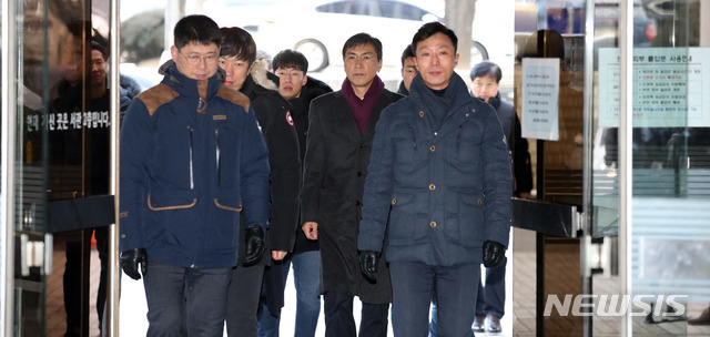 【서울=뉴시스】김선웅 기자 = 수행비서 성폭행 혐의로 기소된 안희정 전 충남지사가 9일 오전 서울 서초구 서울고등법원에서 열린 항소심 결심 공판에 출석하고 있다. 2019.01.09.&nbsp; mangusta@newsis.com