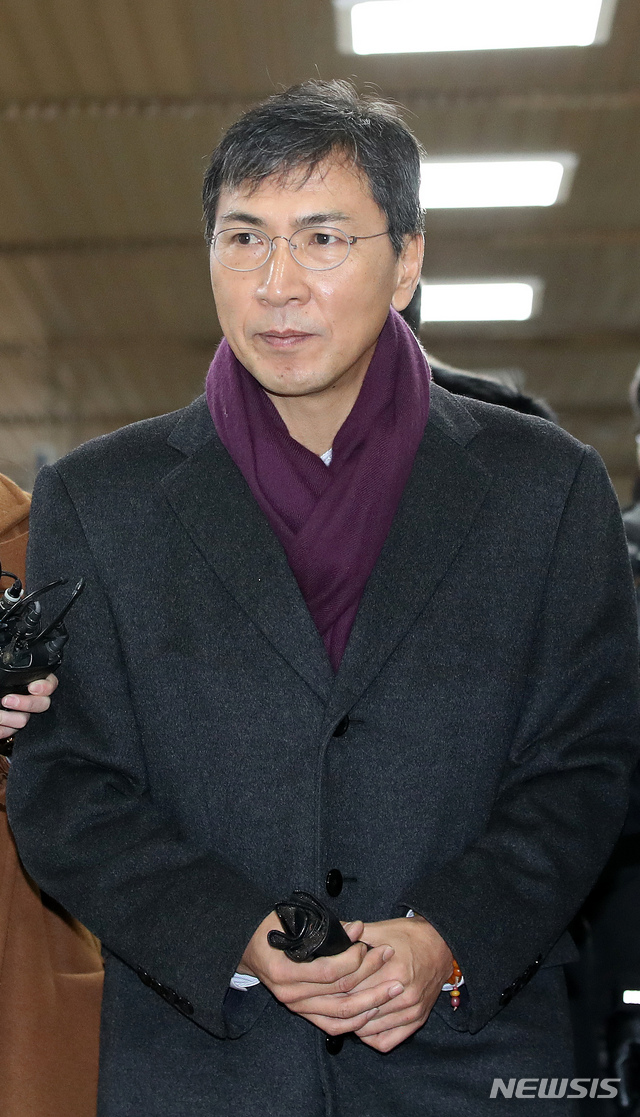 【서울=뉴시스】김선웅 기자 = 수행비서 성폭행 혐의로 기소된 안희정 전 충남지사가 9일 오전 서울 서초구 서울고등법원에서 열린 항소심 결심 공판에 출석하고 있다. 2019.01.09.&nbsp; mangusta@newsis.com