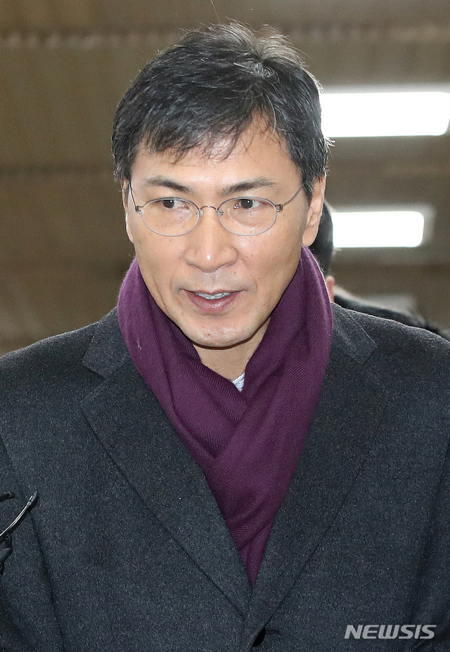 【서울=뉴시스】김선웅 기자 = 수행비서 성폭행 혐의로 기소된 안희정 전 충남지사가 9일 오전 서울 서초구 서울고등법원에서 열린 항소심 결심 공판에 출석하고 있다. 2019.01.09.&nbsp; mangusta@newsis.com