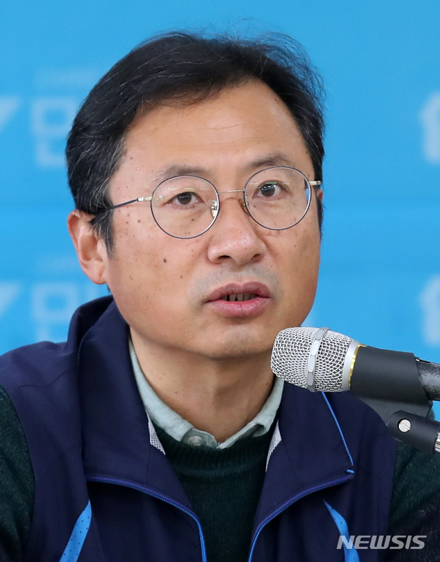 【서울=뉴시스】이영환 기자 = 김명환 민주노총 위원장이 9일 오전 서울 중구 민주노총 대회의실에서 새해 기자간담회를 하고 있다. 2019.01.09.&nbsp; 20hwan@newsis.com