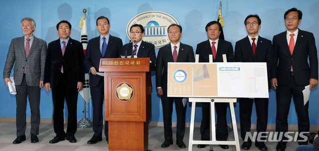 【서울=뉴시스】홍효식 기자 = 9일 오전 서울 여의도 국회 본청 정론관에서 자유한국당 국회 행정안전위원회 소속 이채익 간사를 비롯한 위원들이 조해주 중앙선관위원 후보자 인사청문회 보이콧 관련 기자회견을 하고 있다. 왼쪽부터 유민봉, 안상수, 홍문표 위원, 이채익 간사, 윤재옥, 이진복, 김영우, 송언석 위원. 2019.01.09. yesphoto@newsis.com