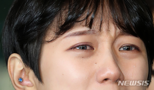 【서울=뉴시스】김병문 수습기자 = 유튜버 양예원 씨가 9일 오전 서울 마포구 서부지법에서 열린 '비공개 촬영회' 모집책 최모(45·구속)씨의 강제추행 및 성폭력 범죄 등에 관한 특례법상 동의촬영물 유포 혐의에 대한 선고공판이 끝난 뒤 눈물을 머금고 있다. 2019.01.09.&nbsp; dadazon@newsis.com 