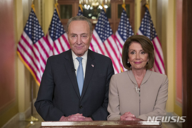 【워싱턴DC=AP/뉴시스】 미국 민주당의 낸시 펠로시 하원의장(오른쪽)과 척 슈머 상원 원내대표가 8일(현지시간) 도널드 트럼프 대통령의 국경장벽 관련 대국민 담화에 반박하고 있다. 2019.01.09.