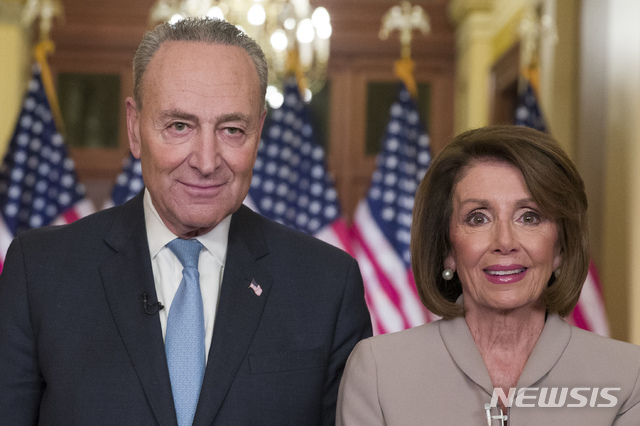 【워싱턴DC=AP/뉴시스】 미국 민주당의 낸시 펠로시 하원의장(오른쪽)과 척 슈머 상원 원내대표가 8일(현지시간) 도널드 트럼프 대통령의 국경장벽 관련 대국민 담화에 반박하고 있다. 2019.01.09.