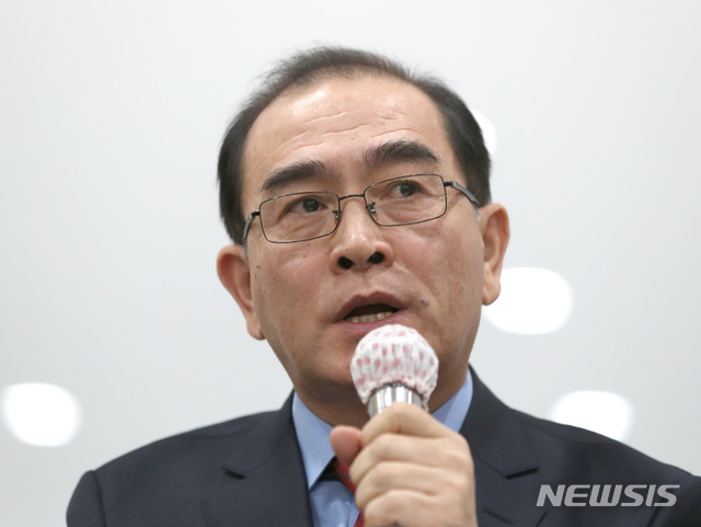 【서울=뉴시스】전진환 기자 = 북한외교관 조성길 가족 한국행 지지 시민연대 기자간담회가 열린 지난 1월9일 오전 서울 종로구 센터포인트 광화문빌딩에서 태영호 전 영국주재 북한 공사가 기자들의 질문에 답하고 있다. 조성길 이탈리아 주재 북한 대사대리는 지난해 11월 가족과 함께 공관을 이탈해 잠적, 이탈리아 당국의 보호아래 제3국으로 망명을 신청한 것으로 알려졌다. 2019.01.09. amin2@newsis.com