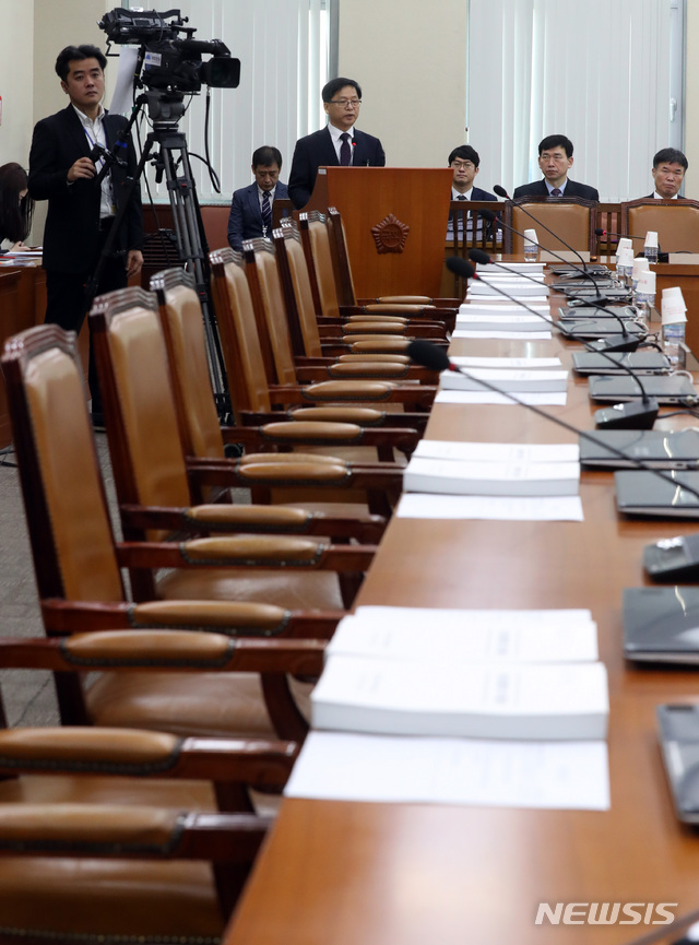 【서울=뉴시스】박영태 기자 = 9일 오전 서울 영등포구 여의도 국회에서 열린 중앙선거관리위원회 위원후보자(후보자 조해주) 인사청문회에서 조해주 후보자가 자유한국당 의원들이 불참한 가운데 인사말을 하고 있다. 2019.01.09.since1999@newsis.com