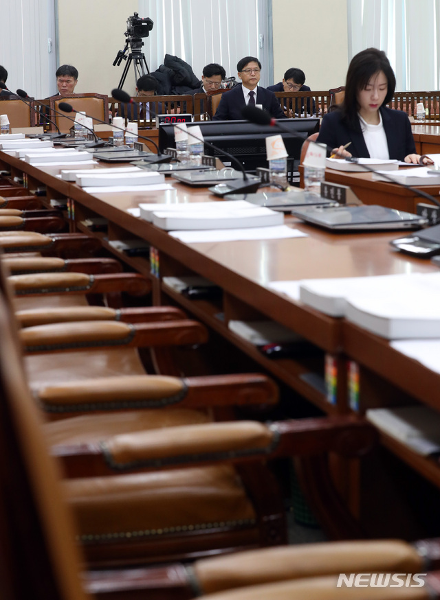 【서울=뉴시스】박영태 기자 = 9일 오전 서울 영등포구 여의도 국회에서 열린 중앙선거관리위원회 위원후보자(후보자 조해주) 인사청문회에서 조해주 후보자가 자리에 앉아 있다. 2019.01.09. since1999@newsis.com