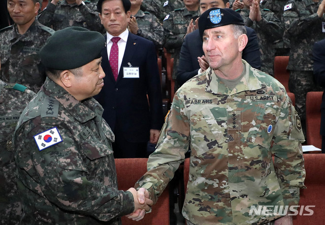 【서울=뉴시스】 박한기 합창의장과 로버트 에이브럼스 한미연합사령관.