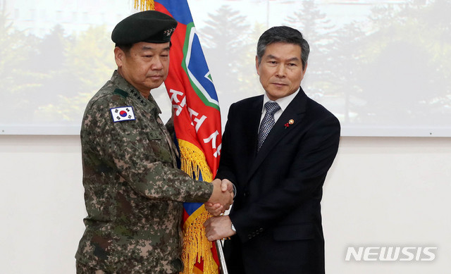 【서울=뉴시스】추상철 기자 = 지상작전사령부 창설식이 열린 9일 오전 경기 용인시 지상작전사령부 대강당에서 정경두 국방부장관이 김운용 지상작전사령관에게 지작사기를 전달하고 있다. 2019.01.09.&nbsp; scchoo@newsis.com