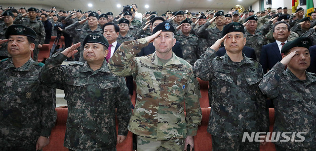 【서울=뉴시스】추상철 기자 = 지상작전사령부 창설식이 열린 9일 오전 경기 용인시 지상작전사령부 대강당에서 박한기 합참의장을 비롯한 내빈이 경례를 하고 있다.&nbsp; 김운용(왼쪽부터) 지상작전사령관, 박한기 합참의장, 로버트 에이브럼스 한미연합사령관, 김용우 육군참모총장, 이병주 한미연합부사령관. 2019.01.09.&nbsp; scchoo@newsis.com