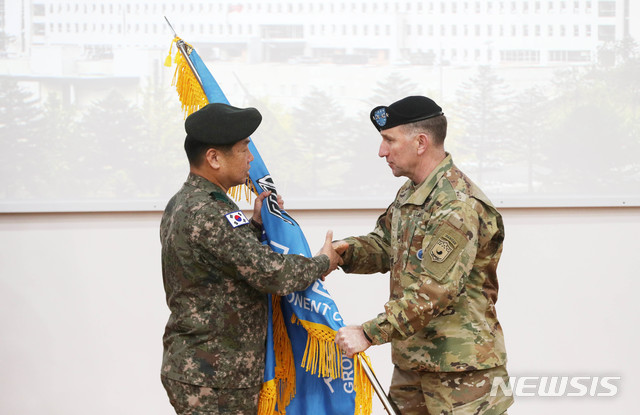 【서울=뉴시스】추상철 기자 = 지상작전사령부 창설식이 열린 9일 오전 경기 용인시 지상작전사령부 대강당에서 로버트 에이브럼스 한미연합사령관이 김운용 지상작전사령관에게 지구사기를 전달하고 있다. 2019.01.09. photo@newsis.com