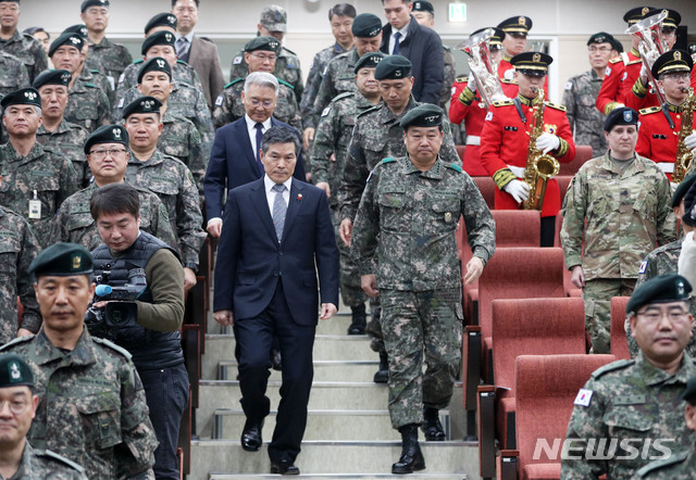 【서울=뉴시스】추상철 기자 = 지상작전사령부 창설식이 열린 9일 오전 경기 용인시 지상작전사령부 대강당에서 정경두 국방부장관이 입장하고 있다. 2019.01.09.&nbsp; photo@newsis.com