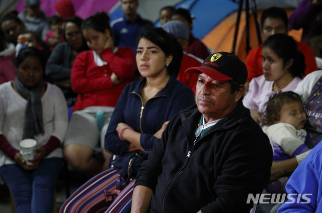 【티후아나=AP/뉴시스】지난 1월8일(현지시간) 멕시코 티후아나에 위치한 이민자 보호소에서 멕시코와 중남미 이주민들이 도널드 트럼프 미국 대통령의 국경 장벽 관련 대국민 담화를 시청하고 있다. 2019.09.09