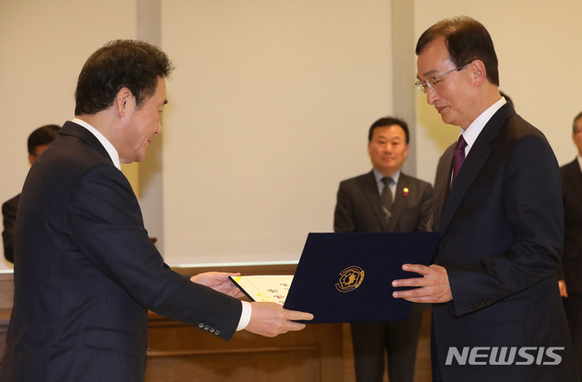 【세종=뉴시스】강종민 기자 = 이낙연 국무총리가 9일 오후 정부세종청사에서 박민서 목포대학교 총장에게 임명장을 수여하고 있다. 2019.01.09. ppkjm@newsis.com