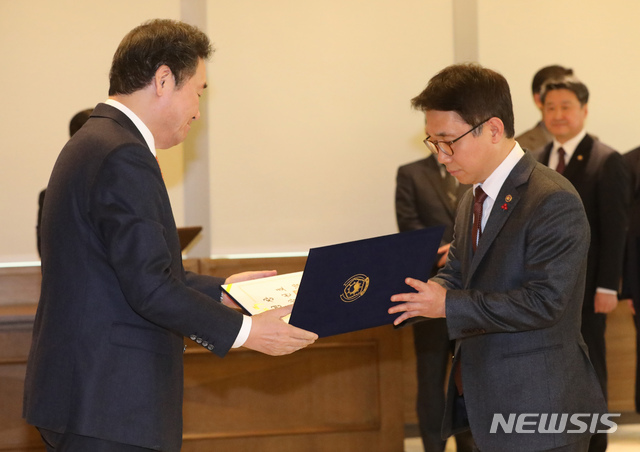 【세종=뉴시스】강종민 기자 = 이낙연 국무총리가 9일 오후 정부세종청사에서 박선호 국토교통부 1차관에게 임명장을 수여하고 있다. 2019.01.09. ppkjm@newsis.com