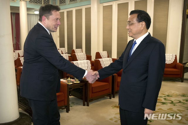 【베이징=AP/뉴시스】일론 머스크(왼쪽) 테슬라 CEO가 9일(현지시간) 베이징 중난하이에 도착해 리커창 중국 총리와 회담 전 악수하고 있다. 2019.01.09. 