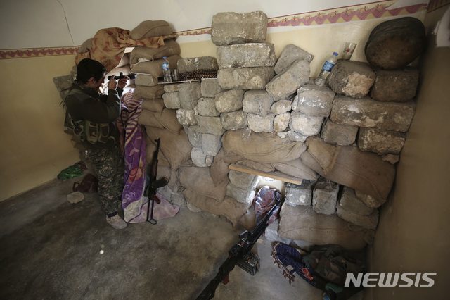 [신자르=AP/뉴시스]튀르키예의 반군 쿠르드 노동자당 소속 전투원이 지난 2015년 1월 이라크 북부에서 망원경으로 이슬람국가 (IS)를 감시하고 있다. 튀르키예 남부와 이라크 및 시리아 북부에 거주하는 쿠르드족은 국제사회의 무관심속에 나라 건국 희망을 달성하지 못하고 있다. 2023.12.02.