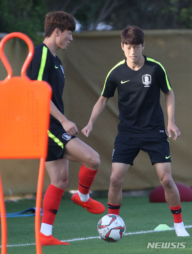 【두바이(아랍에미리트)=뉴시스】김진아 기자 = 9일 오후(현지시간) 아랍에미리트 두바이 SSAD 알 맘자르 훈련장에서 한국 축구 국가대표팀 황의조, 이청용 등 선수들이 훈련을 하고 있다. 2019.01.09. bluesoda@newsis.com