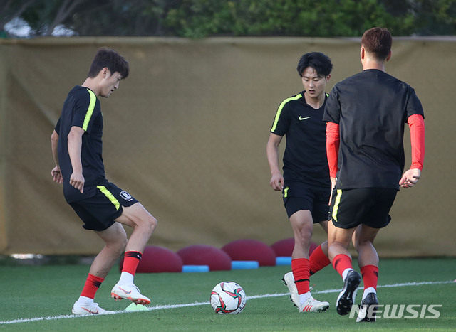 【두바이(아랍에미리트)=뉴시스】김진아 기자 = 9일 오후(현지시간) 아랍에미리트 두바이 SSAD 알 맘자르 훈련장에서 한국 축구 국가대표팀 이청용, 이승우 등 선수들이 훈련을 하고 있다. 2019.01.09.&nbsp; bluesoda@newsis.com