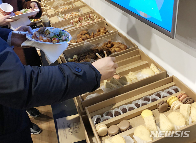 【대구=뉴시스】김덕용 기자 = 지난달 19일 경북글로벌게임센터 성과보고회에 참석한 관계자들이 소풍가는길도시락의 박스케이터링 서비스를 이용하고 있다. 2019. 01. 10.(사진=소풍가는길도시락 제공) photo@newsis.com