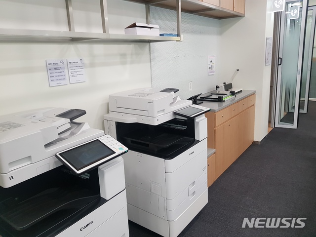 【서울=뉴시스】김가윤 기자 = 롯데자산개발이 새롭게 선보이는 공유오피스 '워크플렉스 역삼'은 강남N타워 7~9층까지 3개층에 들어선다. 1인실부터 63인실까지 다양한 오피스 공간으로 구성돼있고 프린터, 안마의자 등도 이용 가능하다. 2019.01.10&nbsp; yoon@newsis.com