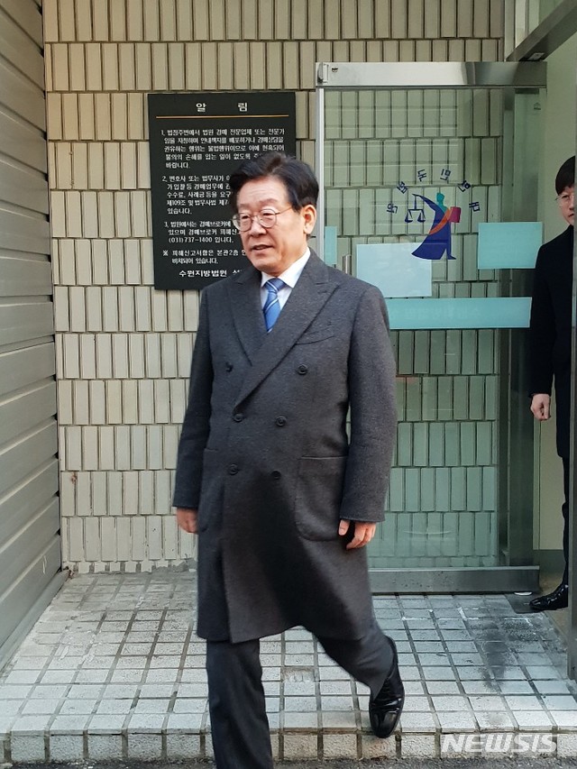 【수원=뉴시스】박다예 기자 = 이재명 경기도지사가 10일 수원지법 성남지원에서 1차 공판을 마친 뒤 법정을 나오고 있다. 2019.01.10&nbsp; pdyes@naver.com 