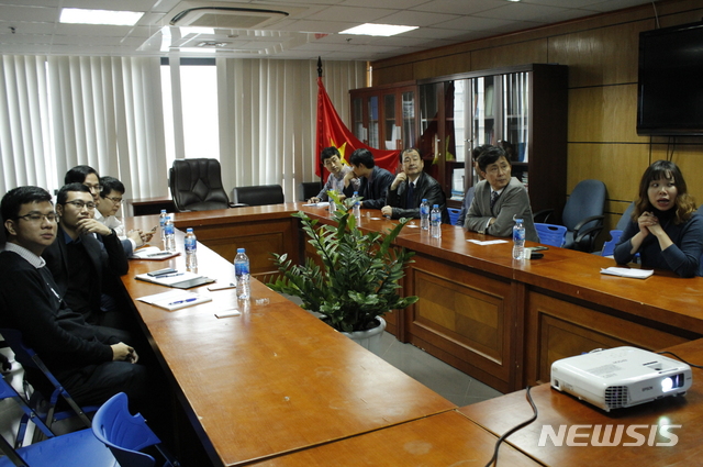 【울산=뉴시스】박일호 기자 = 지난 9일 울산대학교 공과대학 등으로 구성된 울산대 방문단과 베트남 산업무역부 관료 등이 베트남 산업무역부에서 초소형 전기차 생산에 대한 실무협의를 진행하고 있다. 2019.01.10. (사진=울산대학교 제공) photo@newsis.com