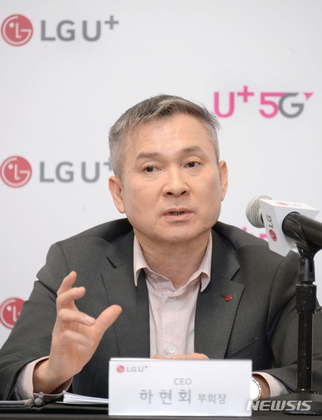 【라스베이거스=뉴시스】하현회 LG유플러스 부회장이 9일(현지시간) 미국 라스베이거스에서 열린 'CES 2019'에서 기자간담회를 하고 있다. (사진=LG유플러스 제공)keg@newsis.com