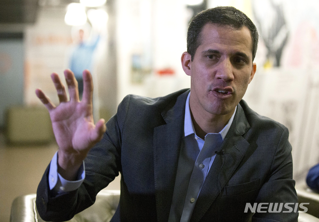 【카라카스(베네수엘라)=AP/뉴시스】베네수엘라 야당 지도자 겸 국민의회 의장인 후안 과이도가 지난 9일 수도 카라카스의 집무실에서 인터뷰를 하고 있다. 과이도 의장은 11일 하루 전인 10일 2번째 임기에 취임한 니콜라스 마두로 대통령을 교체하는 것이 헌법에 따른 자신의 의무라고 말했다. 2019.1.12