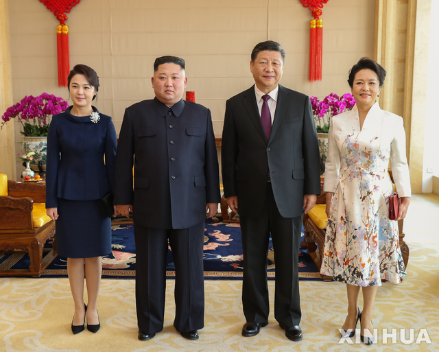 【베이징=신화/뉴시스】김정은 북한 국무위원장 부부가 20일 평양을 방문한 시진핑 중국 국가주석 부부를 공항에서 직접 영접했다고 중국 CCTV가 보도했다. 사진은 지난 1월 10일 베이징을 방문했을 당시 김정은 부부가 시 주석 부부와 기념촬영을 하고 있는 모습. 2019.01.10