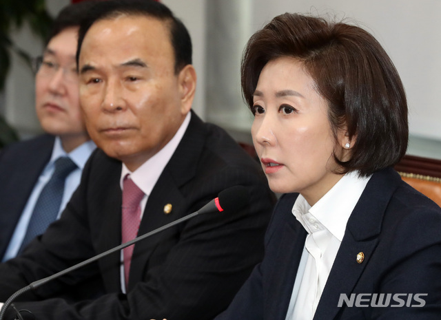 【서울=뉴시스】박영태 기자 = 10일 오전 서울 영등포구 여의도 국회에서 열린 자유한국당 비상대책위원회의에서 나경원 원내대표가 발언하고 있다. 2019.01.10.since1999@newsis.com