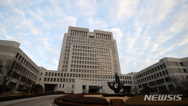 【서울=뉴시스】 고범준 기자 = 양승태 전 대법원장의 검찰 소환이 하루 앞으로 다가온 10일 오전 서울 서초구 대법원 건물 모습이 보이고 있다. 2019.01.10.&nbsp; bjko@newsis.com