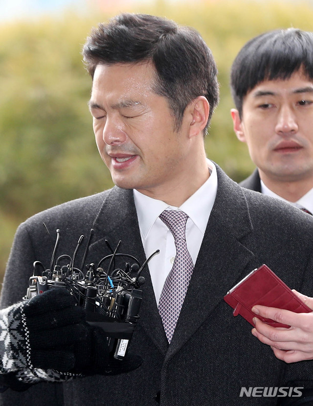 【서울=뉴시스】추상철 기자 = 청와대 민간인 사찰 의혹을 폭로한 김태우 수사관이 10일 오전 서울 송파구 서울동부지방검찰청에서 참고인 신분으로 조사를 받기 위해 검찰로 들어서며 취재진의 질문에 답변하고 있다. 2019.01.10. scchoo@newsis.com