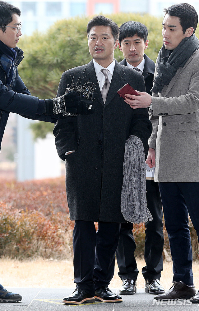 【서울=뉴시스】 추상철 기자 = 청와대 민간인 사찰 의혹을 폭로한 김태우 수사관이 10일 오전 서울 송파구 서울동부지방검찰청에서 참고인 신분으로 조사를 받기 위해 검찰로 들어서며 취재진의 질문에 답변하고 있다. 2019.01.10. scchoo@newsis.com