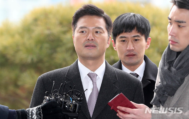 【서울=뉴시스】 추상철 기자 = 수사관 김태우씨가 10일 오전 서울 송파구 서울동부지검에서 참고인 신분으로 조사를 받기 위해 들어서며 취재진의 질문에 답변하고 있다. 2019.01.10. scchoo@newsis.com