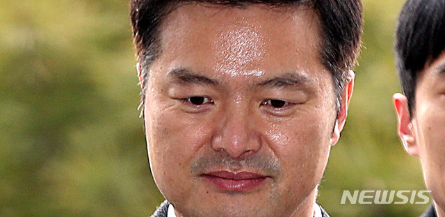 【서울=뉴시스】 추상철 기자 = 청와대 민간인 사찰 의혹을 폭로한 김태우 수사관이 지난 10일 오전 서울 송파구 서울동부지검에서 참고인 신분으로 조사를 받기 위해 검찰로 들어서고 있다. 2019.01.10. scchoo@newsis.com