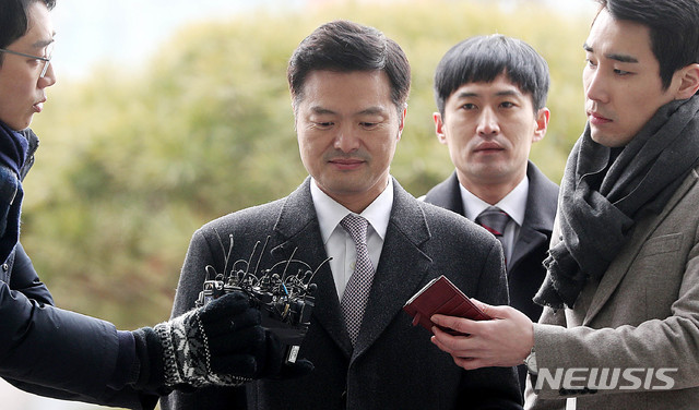 【서울=뉴시스】추상철 기자 = 청와대 민간인 사찰 의혹을 폭로한 김태우 수사관이 지난 10일 오전 서울 송파구 서울동부지방검찰청에서 참고인 신분으로 조사를 받기 위해 검찰로 들어서고 있다. 2019.01.10. scchoo@newsis.com