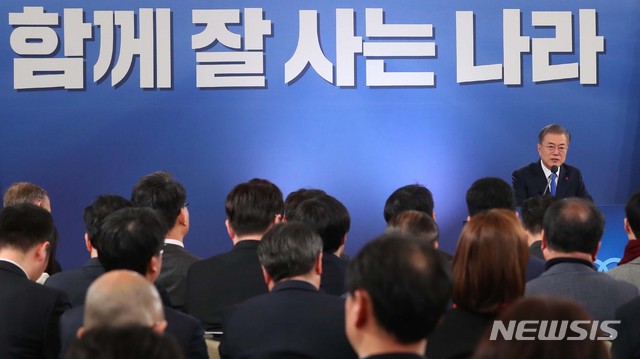 【서울=뉴시스】전신 기자 = 문재인 대통령이 10일 청와대 영빈관에서 열린 ‘2019 문재인 대통령 신년기자회견’에서 출입기자들의 질문에 답변하고 있다. 2019.01.10.&nbsp; photo1006@newsis.com