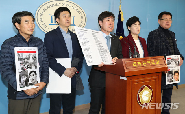 【서울=뉴시스】홍효식 기자 = 바른미래당 하태경 최고위원이 10일 오전 서울 여의도 국회 본청 정론관에서 지만원씨 5·18 북한특수부대 개입 주장 관련 피해 탈북자 기자회견을 하고 있다. 왼쪽부터 북한 농업과학원 출신의 탈북자 이민복 대북풍선단장, 강제수용소 수용자 출신의 탈북자 강철환 북한전략센터 대표, 바른미래당 하태경 의원, 북한군 장교 출신의 탈북자 김정아 씨, 요덕정치범수용소 출신의 탈북자 정광일 노체인 대표. 2019.01.10.&nbsp; yesphoto@newsis.com