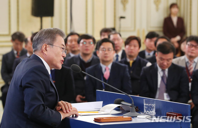 【서울=뉴시스】전신 기자 = 문재인 대통령이 10일 오전 청와대 영빈관에서 열린 2019년 신년 기자회견에서 기자들의 질문에 답하고 있다. 2019.01.10.&nbsp; photo1006@newsis.com 