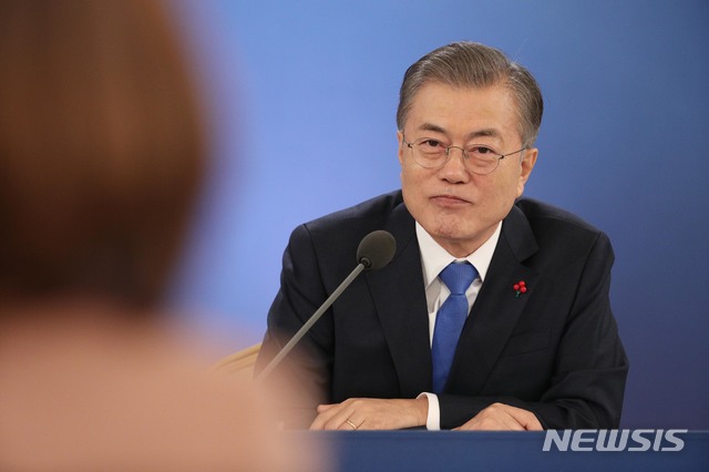 【서울=뉴시스】박진희 기자 = 문재인 대통령이 10일 청와대 영빈관에서 '2019 문재인 대통령 신년기자회견'을 열어 기자의 질문을 받고 있다. 2019.01.10. pak7130@newsis.com