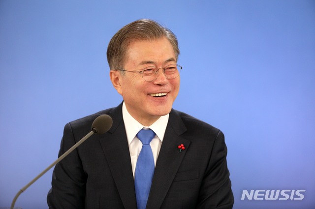 【서울=뉴시스】박진희 기자 = 문재인 대통령이 10일 청와대 영빈관에서 열린 '2019 문재인 대통령 신년기자회견'에 참석해 미소를 짓고 있다. 2019.01.10. pak7130@newsis.com