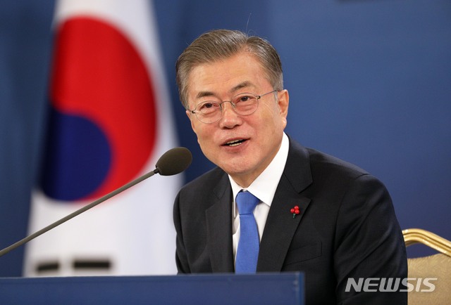 【서울=뉴시스】박진희 기자 = 문재인 대통령이 10일 청와대 영빈관에서 열린 '2019 문재인 대통령 신년기자회견'에서 취재진의 질문에 답하고 있다. 2019.01.10.&nbsp; pak7130@newsis.com