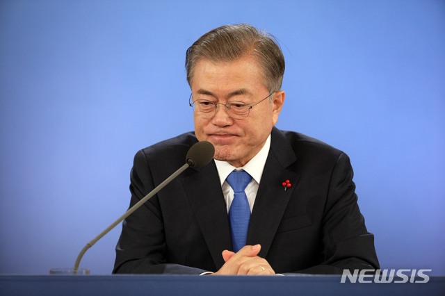 【서울=뉴시스】박진희 기자 = 문재인 대통령이 10일 청와대 영빈관에서 열린 '2019 문재인 대통령 신년기자회견'에서 취재진의 질문을 듣고 있다. 2019.01.10.&nbsp; pak7130@newsis.com 